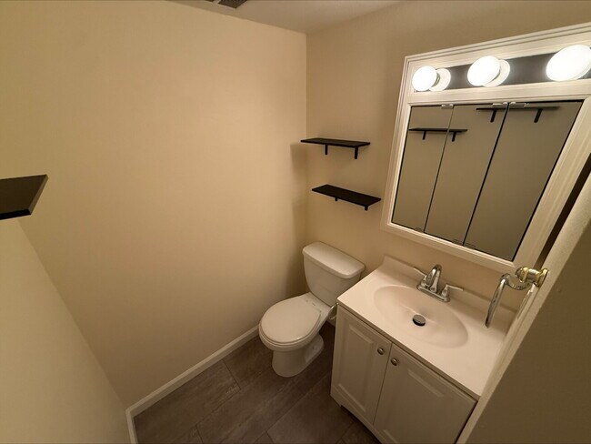 Building Photo - "Charming 2-Bed, 2.5-Bath Condo Retreat in Broomfield – Your Cozy 900 Sq Ft Haven Awaits!"