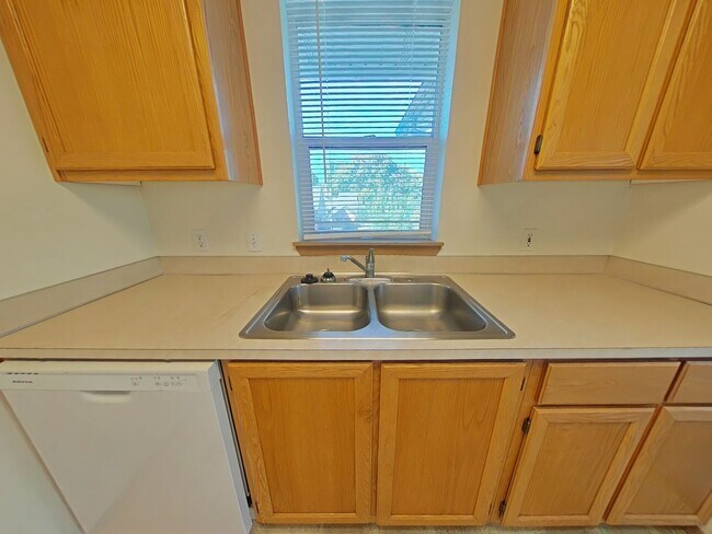 Building Photo - 1 Bedroom Apartment ~ Close to Campus