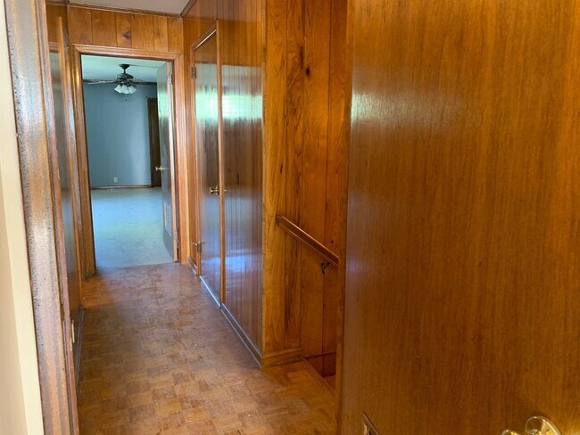 Building Photo - 866 W Lakeview Dr
