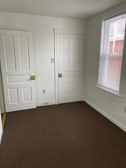 Building Photo - 850 Park Ave