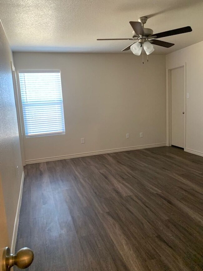 Building Photo - 815 Harley Dr
