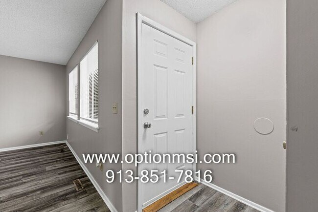 Building Photo - Freshly updated townhome in KCK
