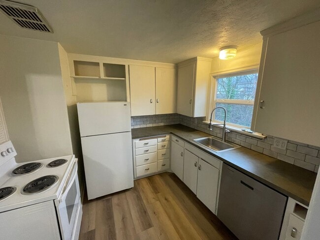 Building Photo - 3 Bedroom - 1 Bath Single Family  Home- AV...