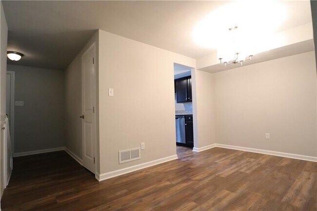 Building Photo - 604 Carriage Hill Dr