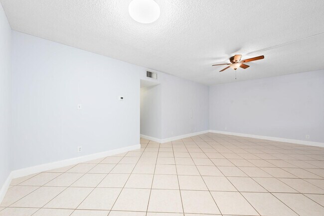 Building Photo - 1340 NE 28th Ave