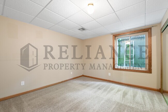 Building Photo - 2014 N Pine Grove St