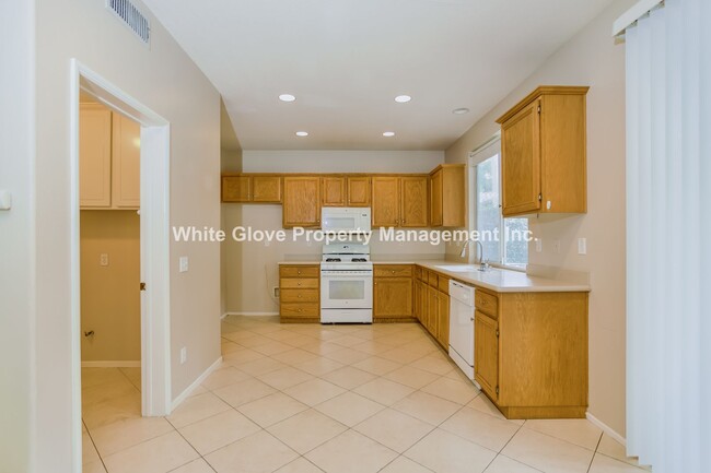 Building Photo - 4 Bedroom in Fullerton's Somerset Gated Co...