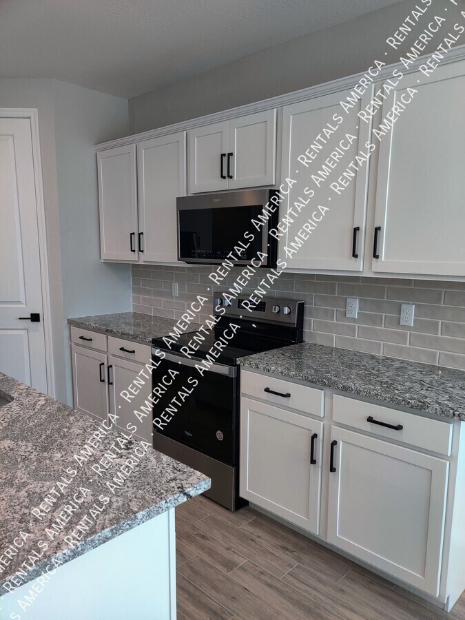 Building Photo - 36033 W San Clemente Ave