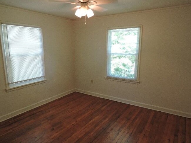 Building Photo - Fantastic 1/2 of Duplex in Desirable Garde...
