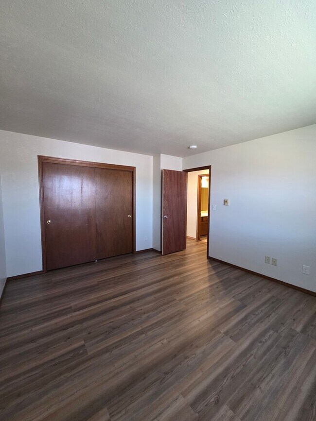 Building Photo - 6012 Boxwood Dr