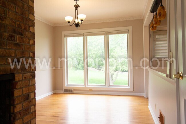 Building Photo - UPDATED 4bedroom Ranch Home!