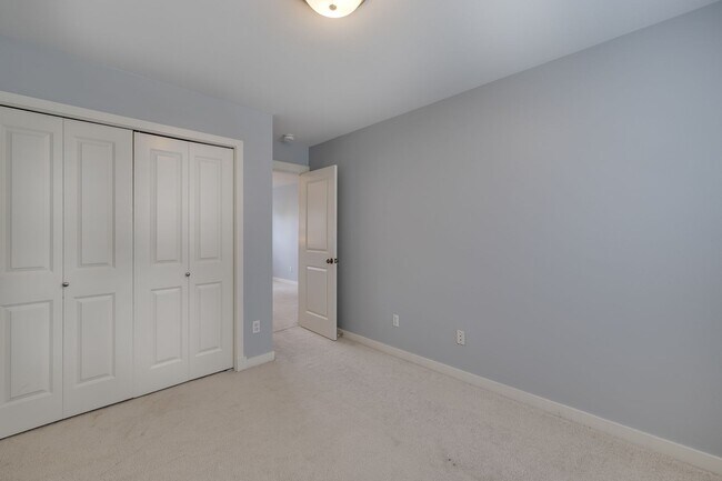 Building Photo - 4 Bedroom PLUS Bonus Room at Carriage Park...