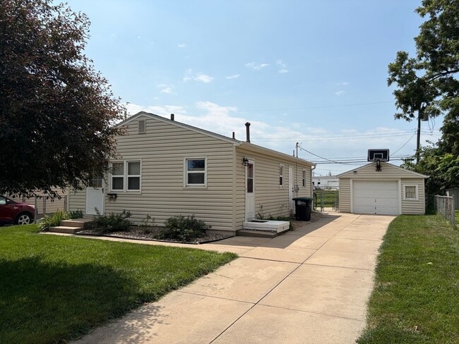 Building Photo - Newly Updated Home!