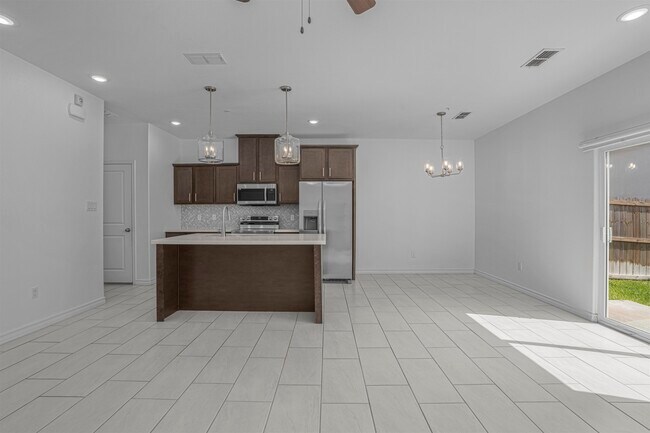 Building Photo - 9916 Bijan Dr