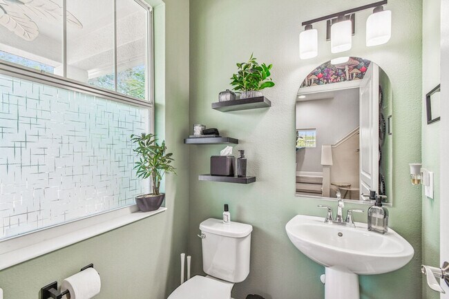 Building Photo - 109 W Hollywood St