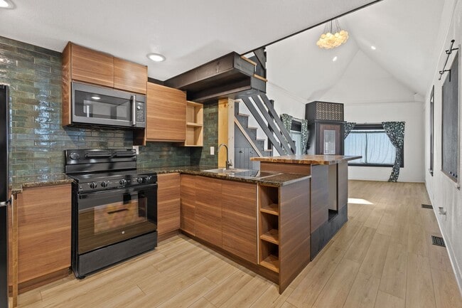 Building Photo - Modern 1-Bedroom Loft in Bay View – Update...