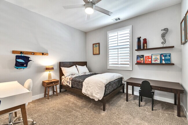 Building Photo - Light and bright 4 bedroom 3 bath beauty i...