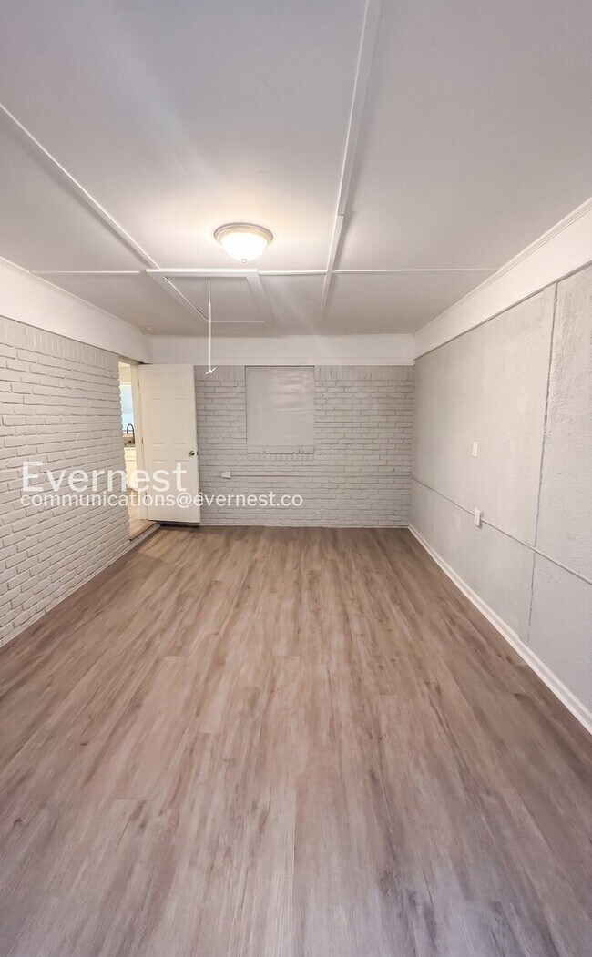 Building Photo - 3-Bed/1.5-Bath Modern Upgrades/ Pet Friendly/Available Now!