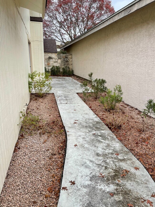Building Photo - 16934 Summer Creek Dr