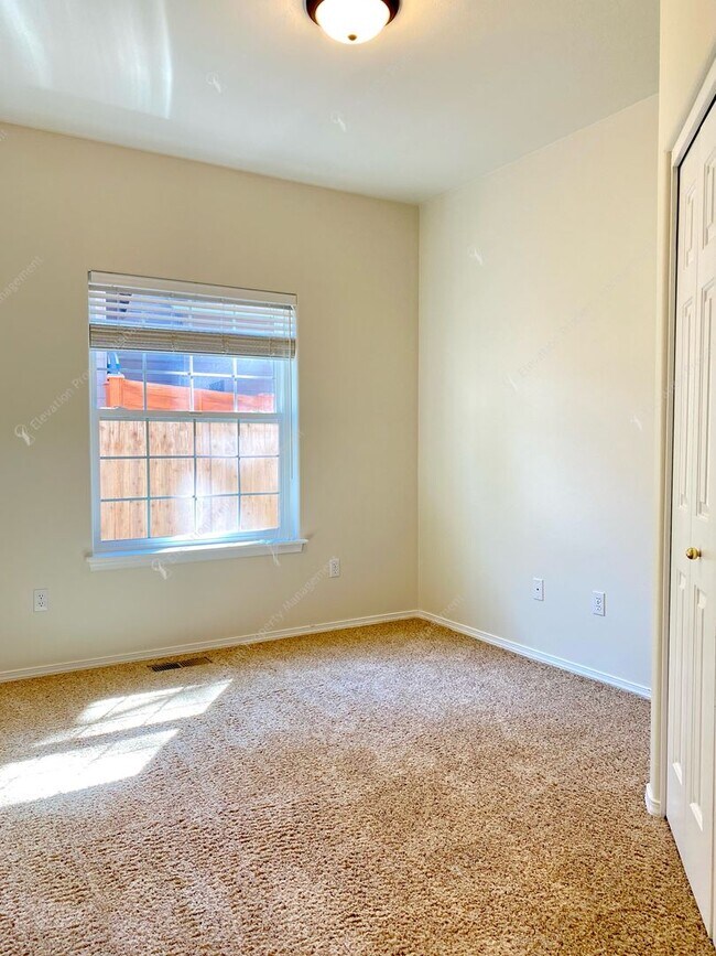 Building Photo - Beautiful, updated 3 BR on westside close to tons of recreation!