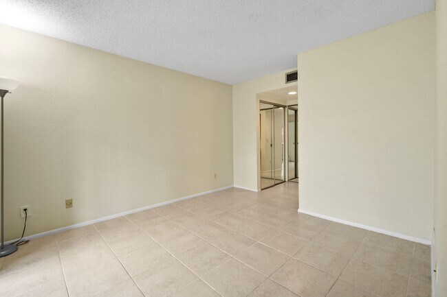 Building Photo - 1631 SE Green Acres Cir