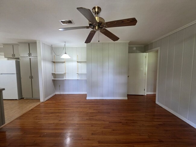 Building Photo - 4BR/2BA lake view home with covered back p...