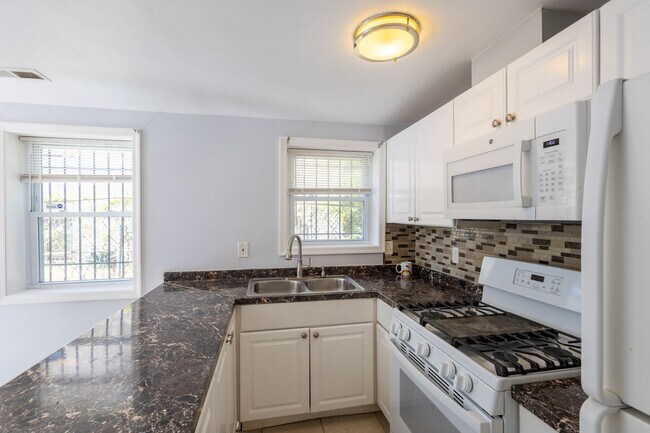 Building Photo - Charming 2 BR/1 BA Apartment in Washington...