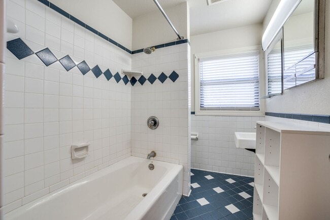 Building Photo - 244 Halcyon Pl