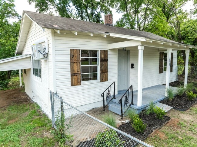 Building Photo - Freshly Updated 2 Bedroom House