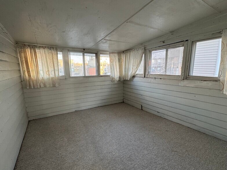 Building Photo - 222 N Dubuque St