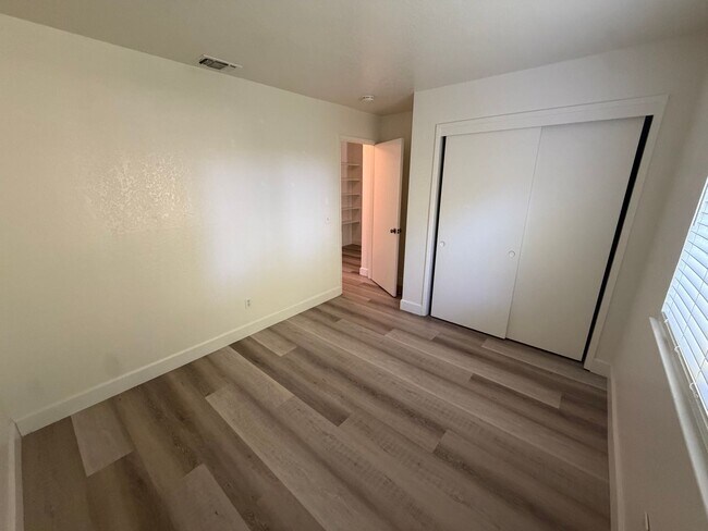 Building Photo - Beautiful 2 bedroom 1 bath Available today! Apply today!