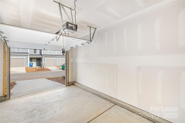 Building Photo - 9008 Clayton Aly