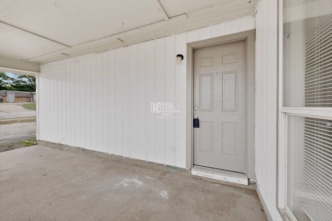 Building Photo - 6808 Trail Lake Dr