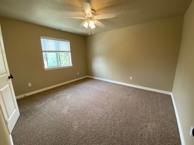 Building Photo - Lawn Care included!  4 bed 2.5 bath Neighb...