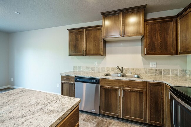 Building Photo - Easy I-205 Access - 3 Bedroom 2.5 Bath Townhouse