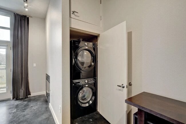 Building Photo - 1601 E Cesar Chavez St