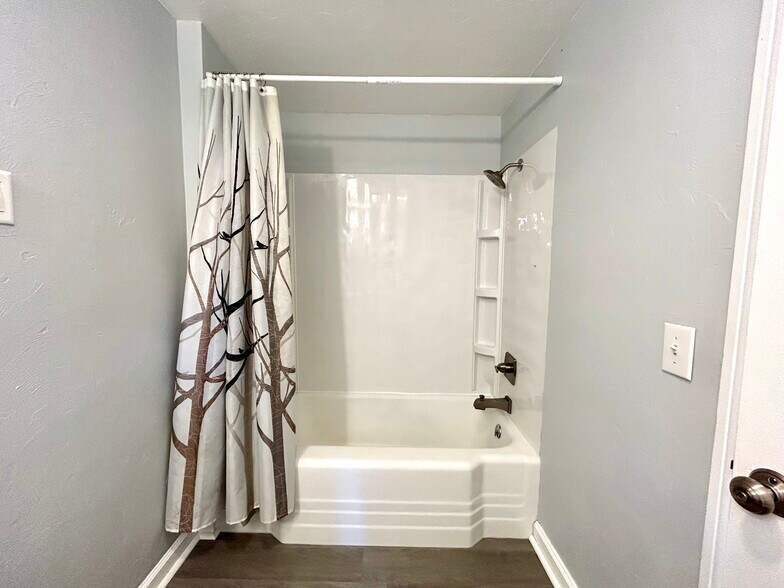 Main Bath - 727 Emerald Ave NE