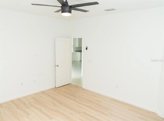 Building Photo - 445 Silver Palm Dr
