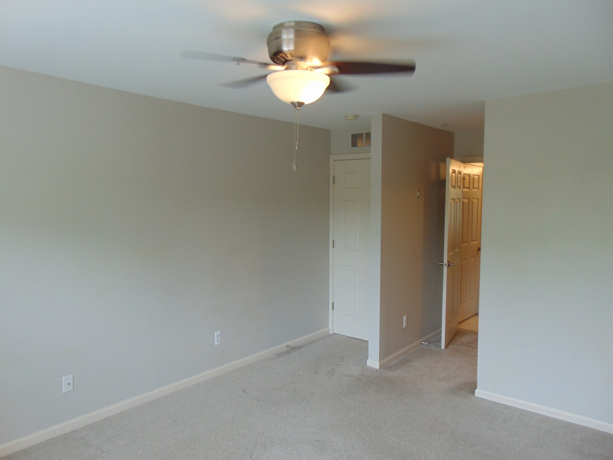 Building Photo - 129 E Bay Dr