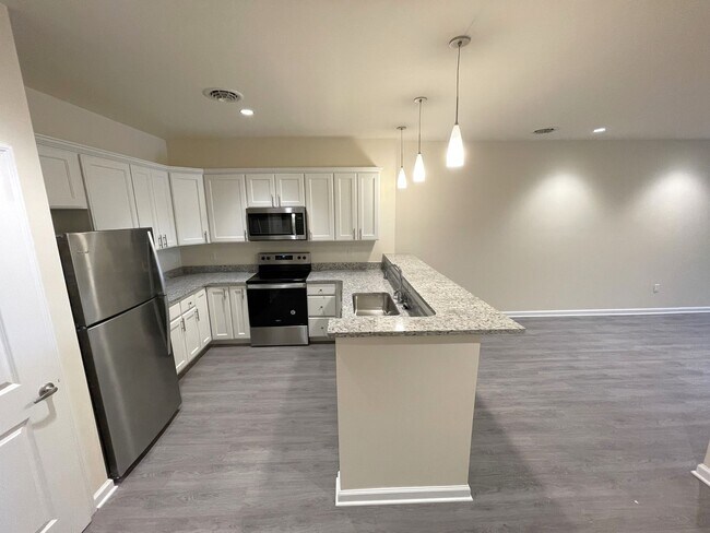 Building Photo - Stylish 1-Bed • 819 Sq. Ft. • Free Interne...