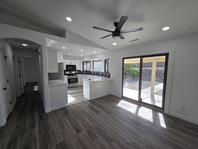 Building Photo - 5143 N Desert Ln