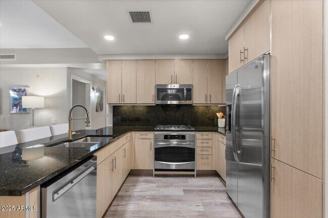 Building Photo - 7117 E Rancho Vista Dr