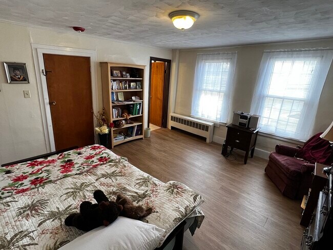 Building Photo - 797 Main St