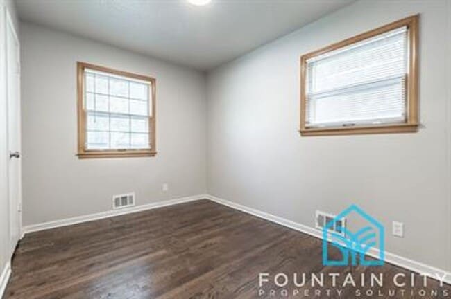 Building Photo - 405 Hooke Ave