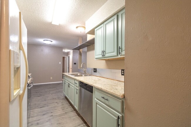 Building Photo - 701 Country Aire Dr