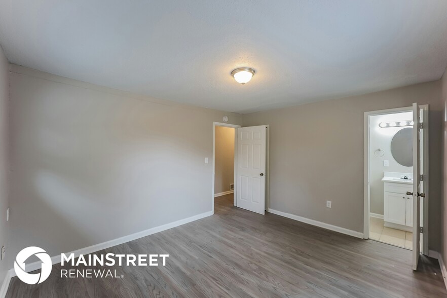 Building Photo - 2073 Louis Xiv Ln