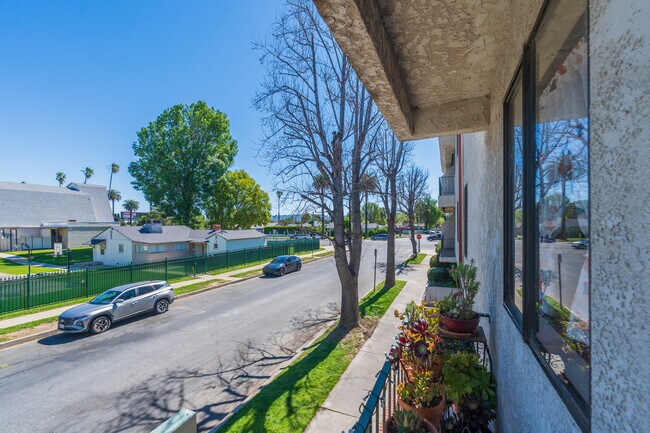 Building Photo - 7211 Cozycroft Ave