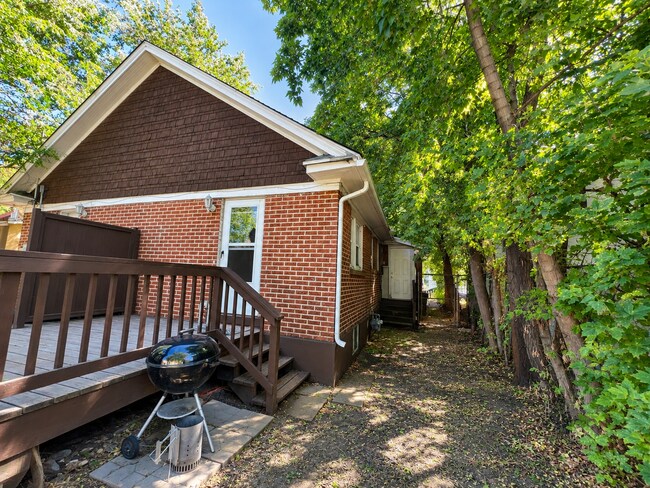 Building Photo - 808-812-812 Blair St