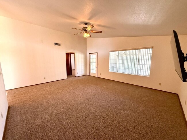 Building Photo - Spacious 3BR Cul-de-Sac Home with Bonus Room, New Carpet & Split Floor Plan!