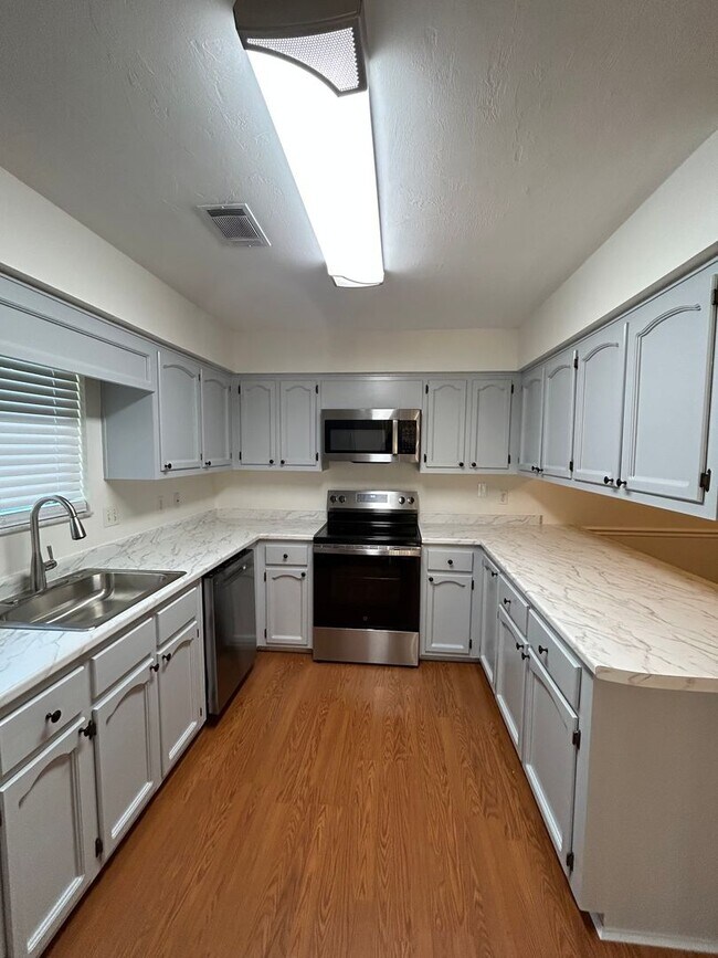 Building Photo - 3219 Thomasville Rd